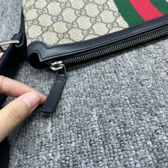 100% Authentic Gucci Web GG Supreme Messenger Crossbody Bag - Picture 7 of 15
